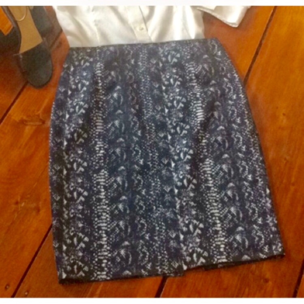 Tahari (4) “Dani” snakeskin patterned blue pencil skirt
